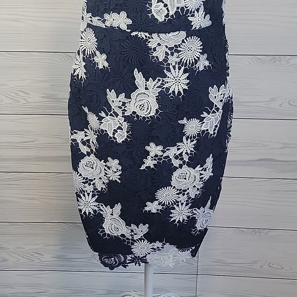 Banana Republic crocheted lace sheath dress - navy & white Women's Size 2 - Picture 3 of 13
